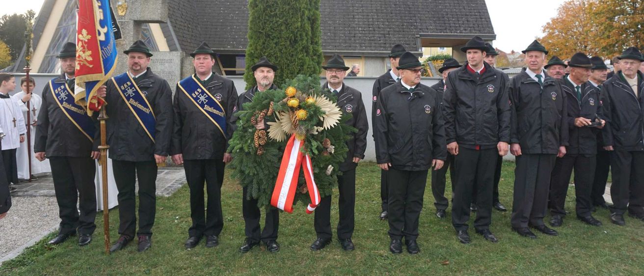Bild enthält, People, Person, Suit, Coat, Adult, Male, Man, Flower Arrangement, Grass, Jacket