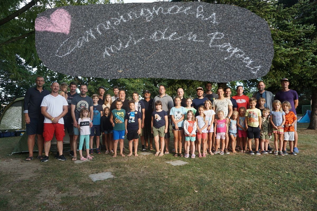 Bild enthält, Shelter, Grass, Park, T-Shirt, Shorts, People, Vegetation, Photography, Portrait, Tree