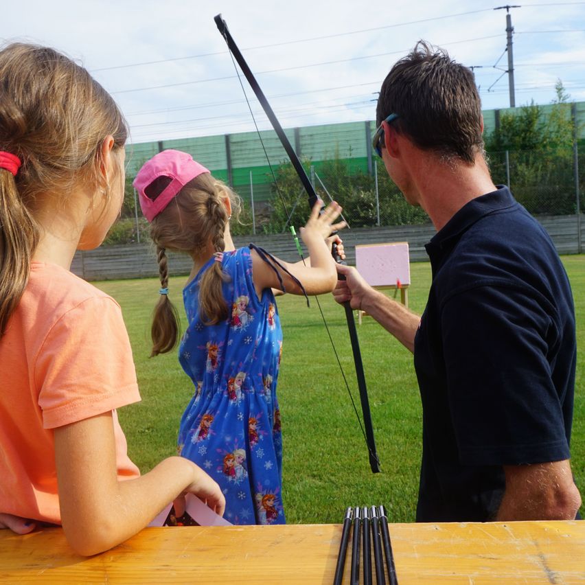 Bild enthält, Child, Female, Girl, Person, Adult, Male, Man, Weapon, Wood, Face