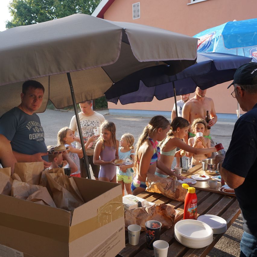 Bild enthält, Adult, Male, Man, Person, Child, Female, Girl, Plywood, Box, Restaurant