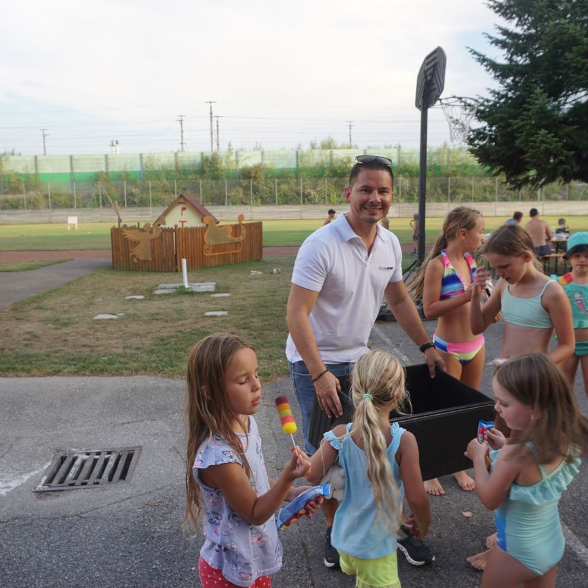 Bild enthält, Child, Female, Girl, Person, People, Outdoors, Park, Play Area, Walking, Shoe