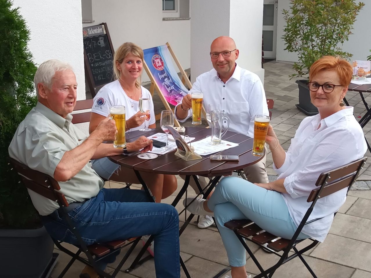 Bild enthält, Adult, Male, Man, Person, Alcohol, Beer, Table, Dining Table, Portrait, Blackboard