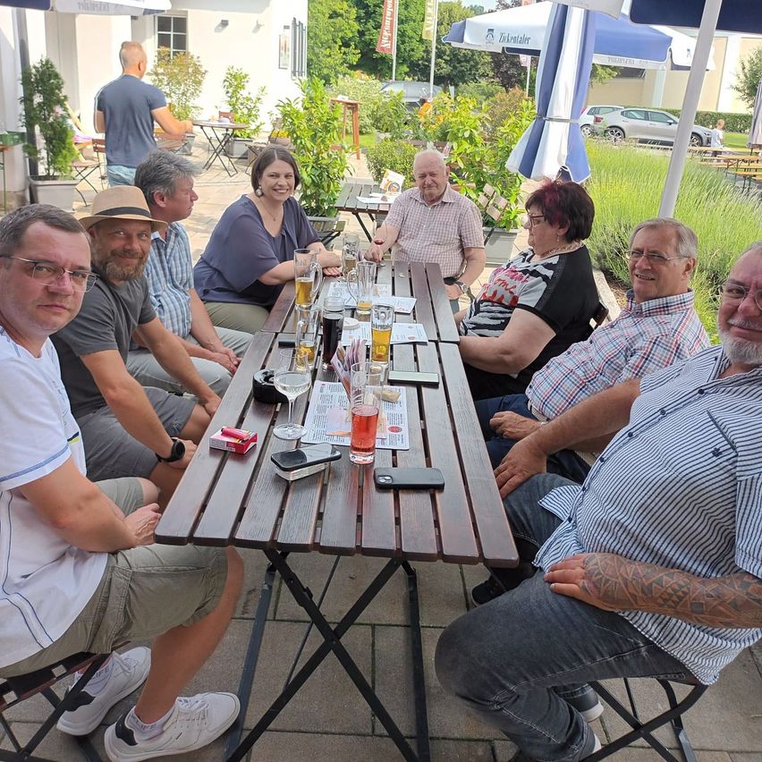 Bild enthält, Adult, Female, Person, Woman, Table, Nature, Outdoors, Male, Man, Countryside