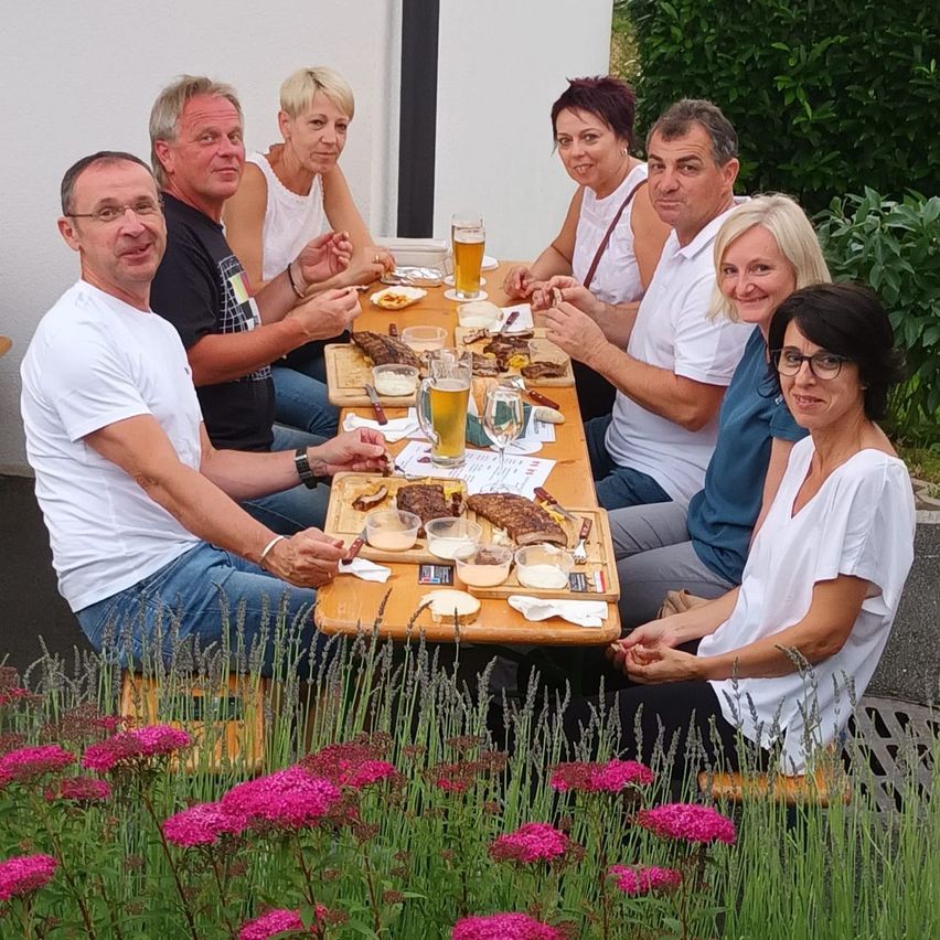 Bild enthält, People, Person, Brunch, Adult, Female, Woman, Male, Man, Table, Party