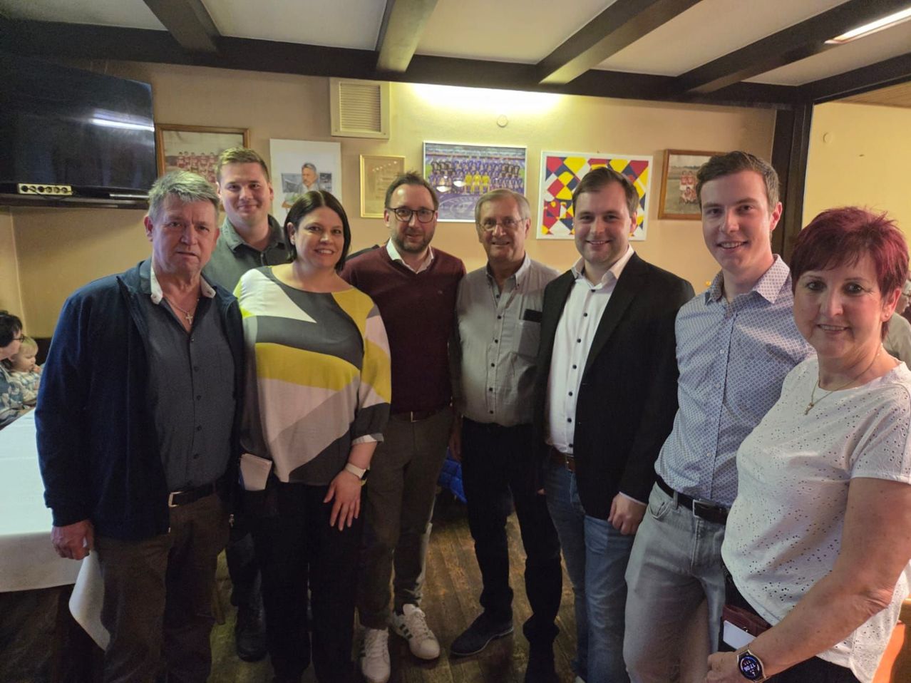 Bild enthält, Blazer, Coat, Jacket, Pants, People, Shirt, Photography, Portrait, Monitor, Suit