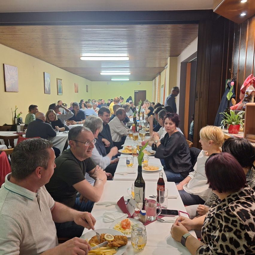 Bild enthält, Indoors, Restaurant, Adult, Female, Person, Woman, People, Male, Man, Cafeteria