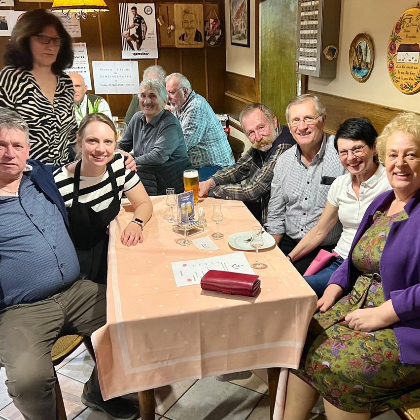 Bild enthält, Adult, Female, Person, Woman, People, Table, Male, Man, Dining Table, Beer