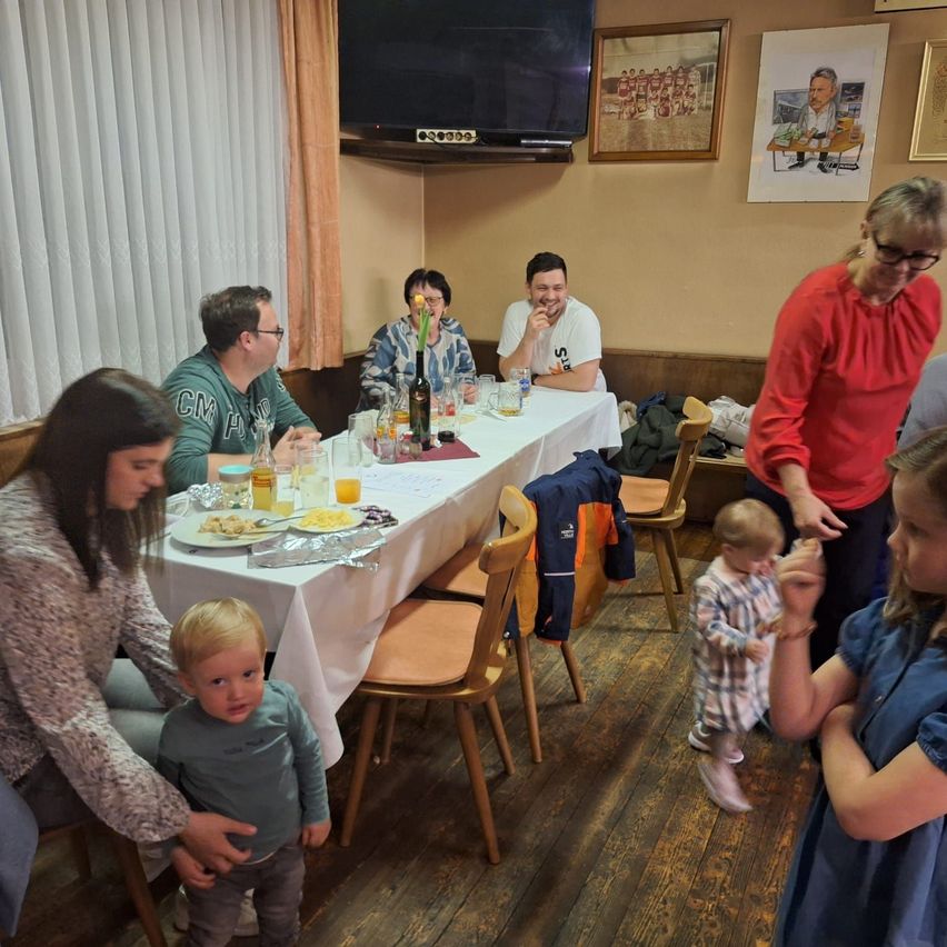 Bild enthält, Dining Room, Dining Table, Table, People, Person, Adult, Female, Woman, Computer Hardware, Monitor