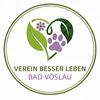 Das kreisförmige Emblem zeigt ein herzförmiges Design mit grünen Blättern, einem violetten Pfotenabdruck und einer violetten Blume in der Mitte. Darunter stehen die Worte 'Verein Besser Leben' und 'Bad Vöslau'.