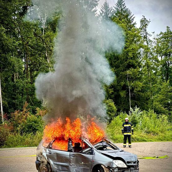 Bild enthält, Fire, Helmet, Person