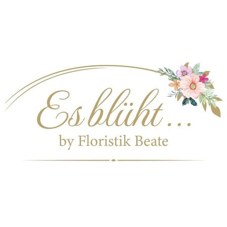 Das Logo für 'Es blüht' von Floristik Beate zeigt eine goldene Blumenarrangement und elegante Schrift auf weißem Hintergrund.