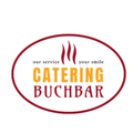 Ein kreisförmiges Logo mit rotem Umriss, das 'unser Service Ihr Lächeln' über 'CATERING BUCHBAR' zeigt. Es enthält drei gelbe Flammen.