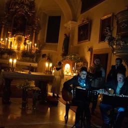 Bild enthält, Altar, Adult, Male, Man, Person, Lighting, Candle, Female, Woman, Painting