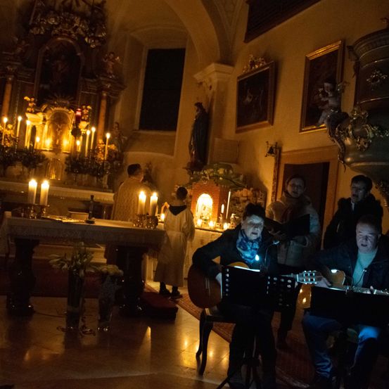 Bild enthält, Altar, Adult, Male, Man, Person, Lighting, Candle, Female, Woman, Painting