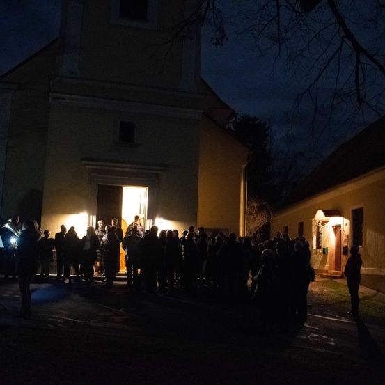 Bild enthält, Lighting, City, Road, Street, Urban, Person, Night, Shoe, Hat, Vigil