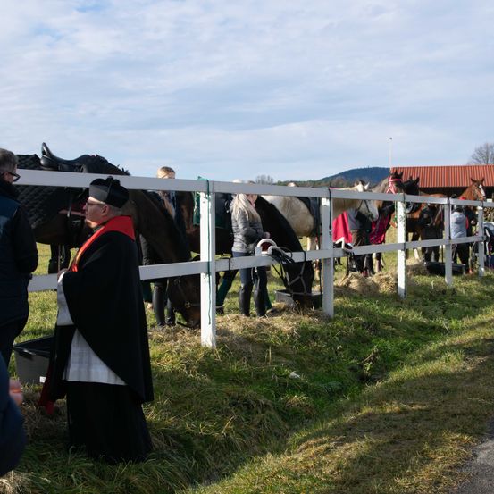 Bild enthält, Adult, Male, Man, Person, Outdoors, Hat, Female, Woman, Nature, Glasses