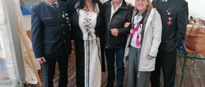 Bild enthält, Coat, Jacket, Blazer, Pants, Adult, Female, Person, Woman, Suit, Man