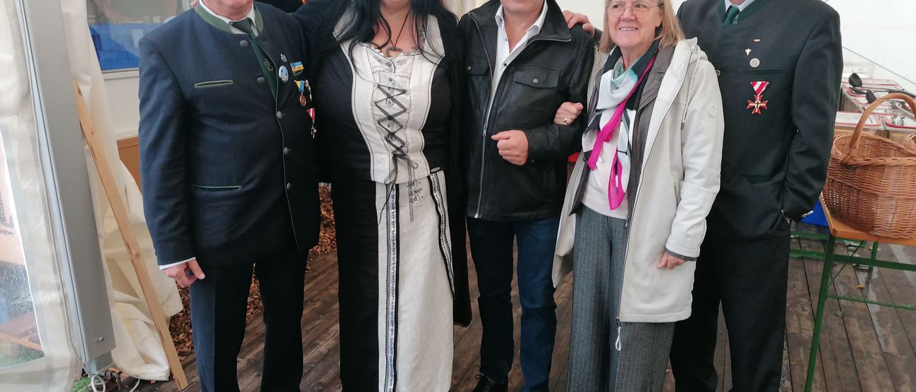 Bild enthält, Coat, Jacket, Blazer, Pants, Adult, Female, Person, Woman, Suit, Man