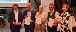 Bild enthält, Adult, Female, Person, Woman, Groupshot, Male, Man, People, Lady, Face