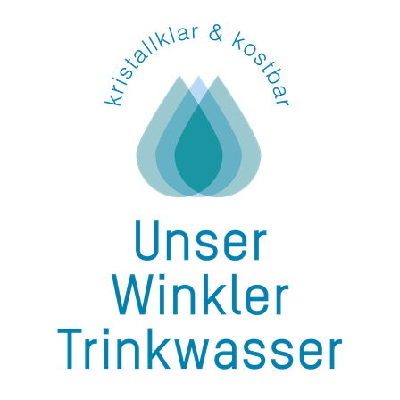 Das Logo von 'Unser Winkler Trinkwasser' zeigt einen Tropfen mit blauen und grünen Schichten, der Reinheit und Natur symbolisiert, auf schwarzem Hintergrund.