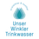 Wassergenossenschaft Winkl - St. Gilgen -Logo. Das Logo von 'Unser Winkler Trinkwasser' zeigt einen Tropfen mit blauen und grünen Schichten, der Reinheit und Natur symbolisiert, auf schwarzem Hintergrund.