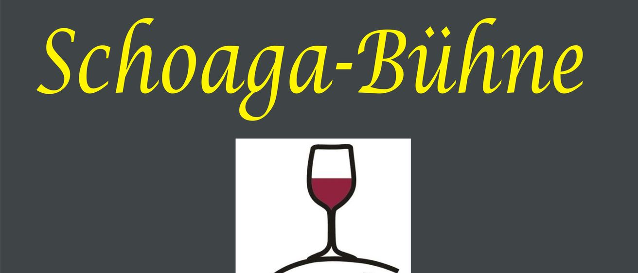 Das Logo des Schoaga-Buhne Eisenberg ad Pinka Theaterverein zeigt ein Weinglas mit roter Flüssigkeit, das auf einem Fisch sitzt, auf einem grauen Hintergrund.