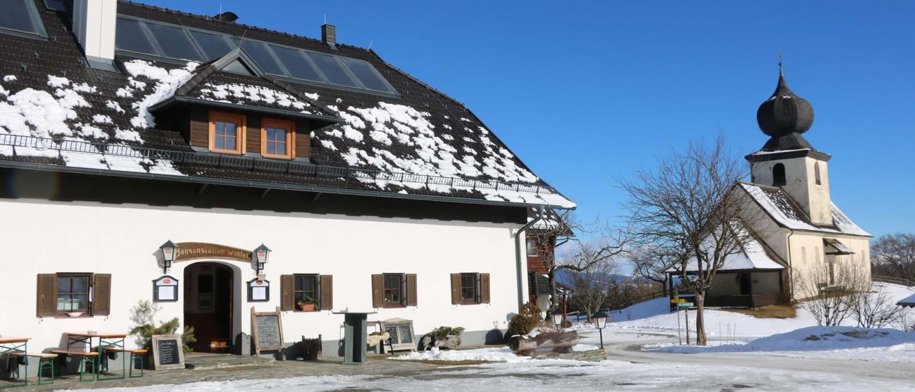 Bild enthält, Monastery, Outdoors, Shelter, Arch, Gothic Arch, Plant, Nature, Housing, Suburb, Snow