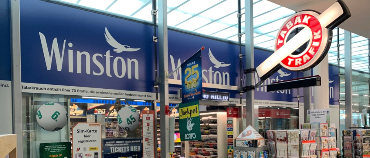 Bild enthält, Architecture, Building, Shop, Indoors, Accessories, Bag, Handbag