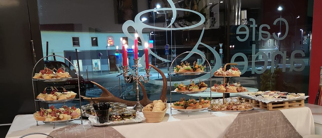 Bild enthält, Food, Meal, Brunch, Cafeteria, Indoors, Restaurant, Buffet, Candle