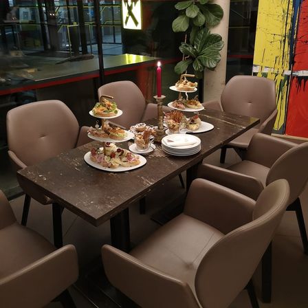 Bild enthält, Furniture, Table, Tabletop, Brunch, Dining Room, Dining Table, Indoors, Lounge, Restaurant, Cafeteria