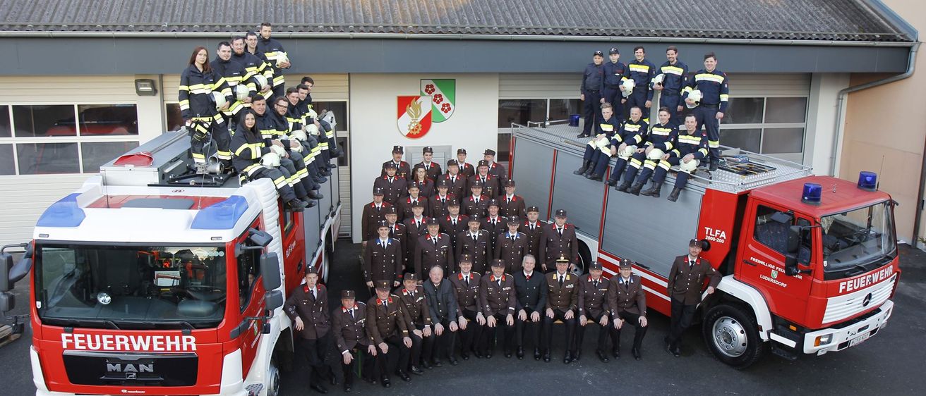 Bild enthält, People, Person, Fire Station, Fire Truck, Truck, Vehicle, Shoe