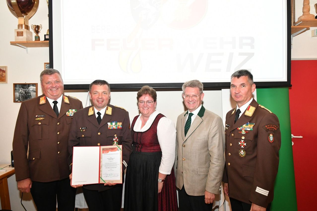 Bild enthält, Blazer, Coat, Jacket, People, Person, Officer, Tie, Adult, Male, Man