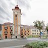 Bild enthält, Architecture, Building, Clock Tower, Tower, City, Bell Tower, Urban, Monastery, Road, Street