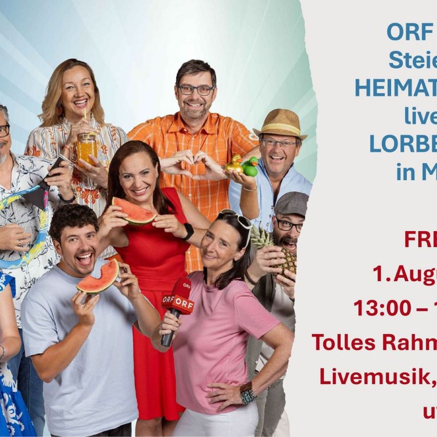 Eine Gruppe von Menschen posiert für ein Foto, hält Wassermelonenscheiben und Ananas in der Hand. Der Text lautet ORF Steiermark Heimat live Lorber in M. Das Datum ist der 1. August, und die Zeit ist 13:00 Uhr.