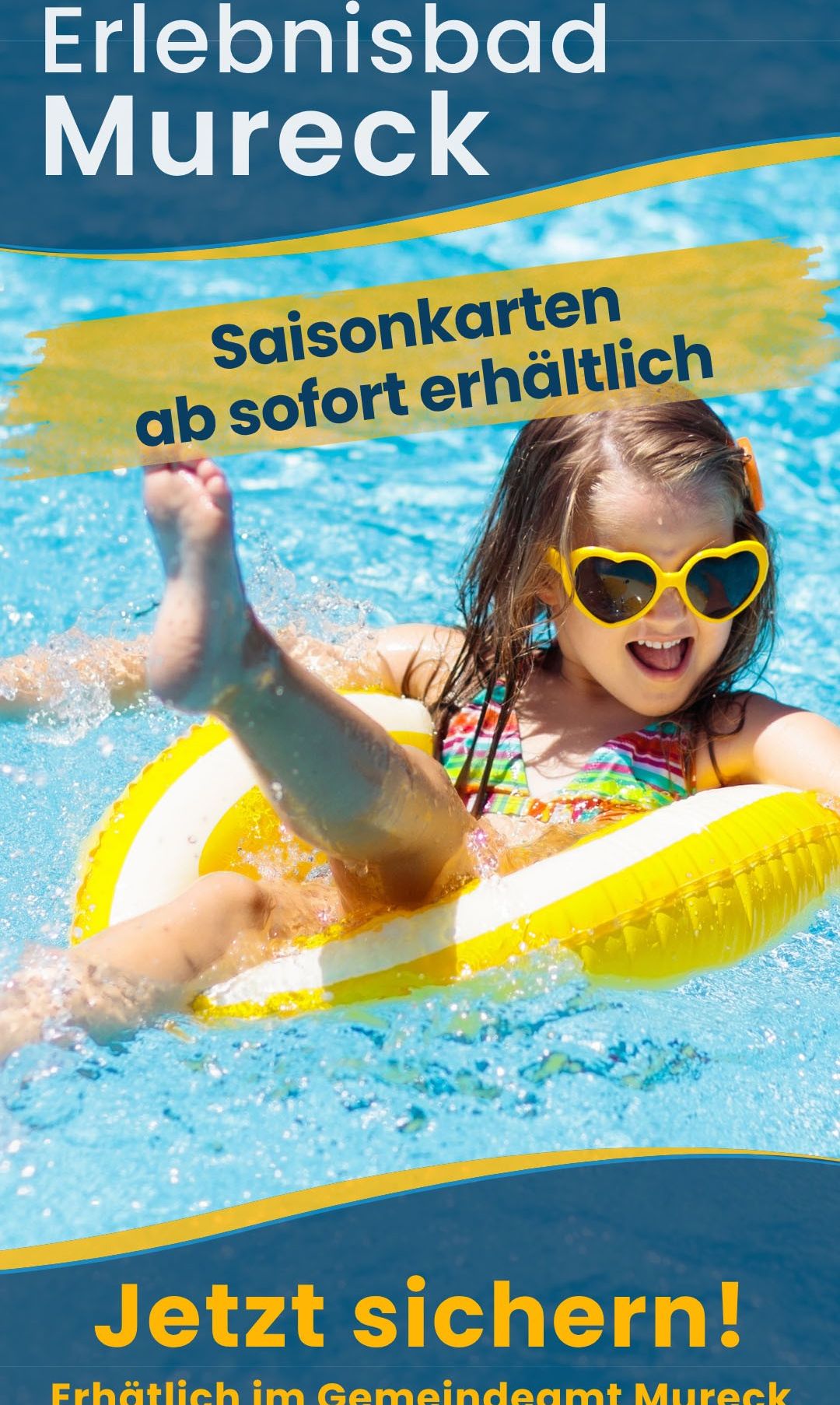 Ein junges Mädchen mit gelben Sonnenbrillen schwimmt in einem gelben und weißen Schwimmreifen im Pool, mit einem gelben Schild über ihr.