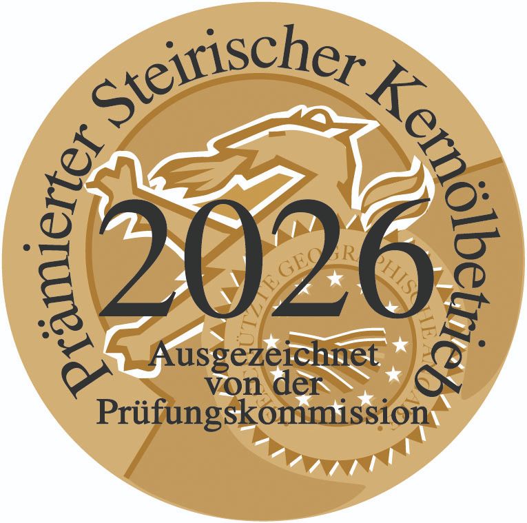 Goldenes kreisförmiges Logo mit einem stilisierten Pferd, '2026' in fetter schwarzer Schrift und 'Prämierter Steirischer Kernölerzeuger' am Rand, verliehen von der Prüfungskommission.