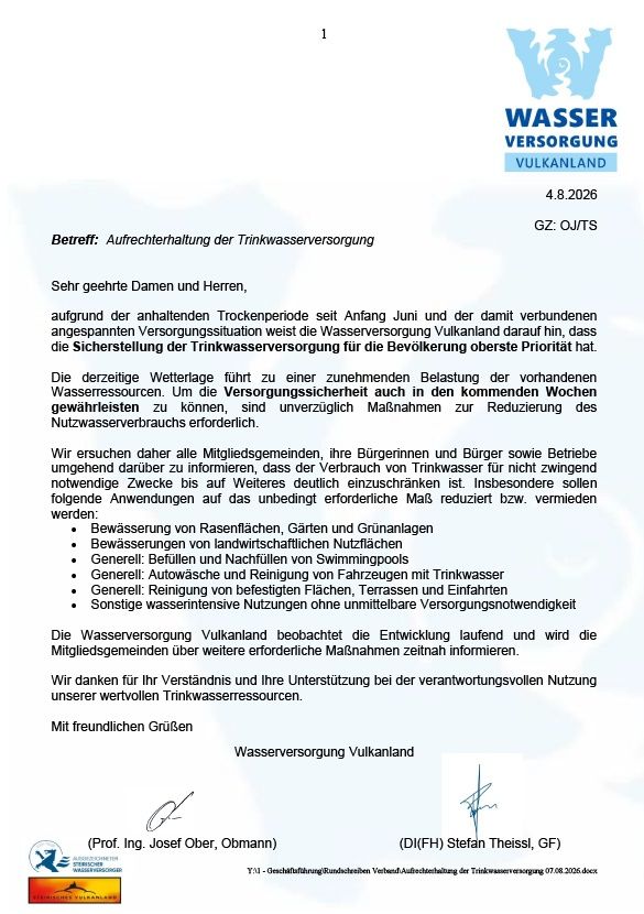 Amtlicher Brief der Wasserversorgung Vulkanland vom 4. August 2026 an die Öffentlichkeit bezüglich der Aufrechterhaltung der Trinkwasserversorgung aufgrund anhaltender Trockenperioden und Versorgungsengpässen. Es wird um die Reduzierung der nicht-essentiellen Wassernutzung gebeten, einschließlich Bewässerung von Rasenflächen, Gärten und Schwimmbädern sowie Waschen von Fahrzeugen und Reinigen von Oberflächen.