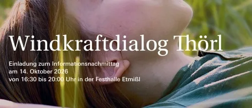 Eine Frau liegt auf Gras und schaut nach oben, mit dem Text 'Windkraftdialog Thorl' über ihr. Das Bild ist für eine Informationsveranstaltung am 14. Oktober 2026 von 16:30 bis 20:00 Uhr in der Festhalle Etmifl.