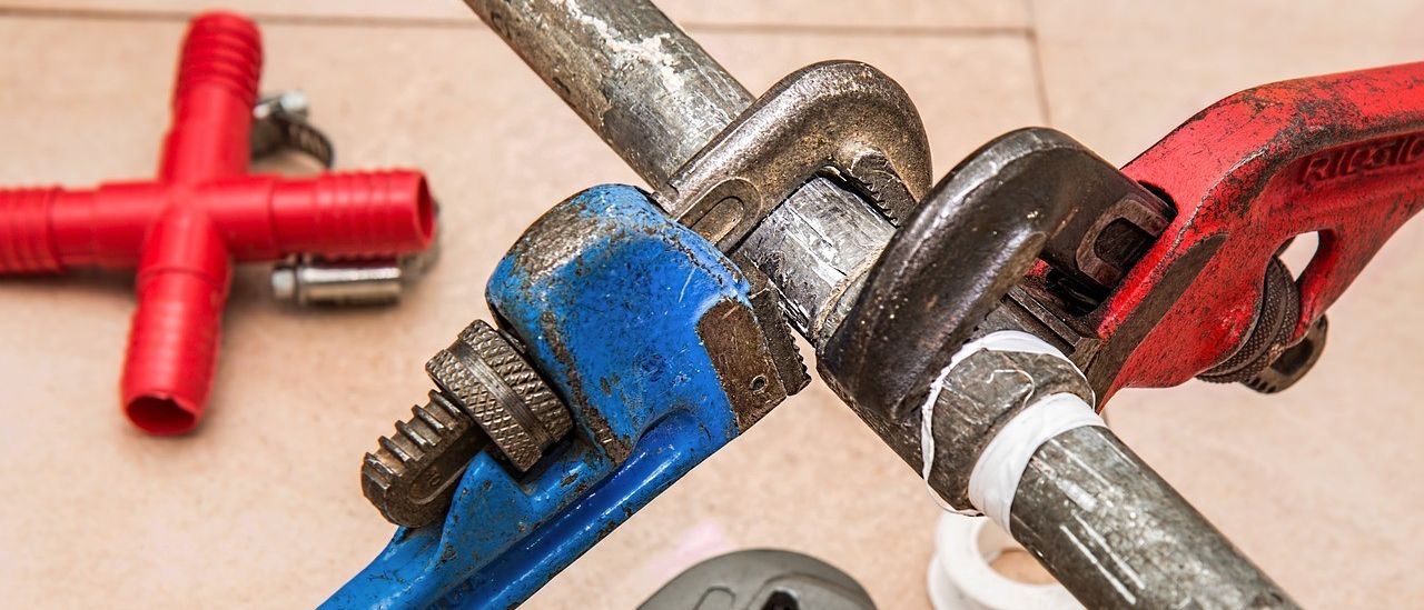 Bild enthält, Person, Plumbing