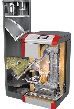 Das Bild zeigt eine Querschnittsansicht eines Kessels. Es zeigt einen Behälter mit Deckel, einen großen Behälter mit Körnern und interne Mechanismen einschließlich eines Brenners, Rohren und einer Bedienfeld.