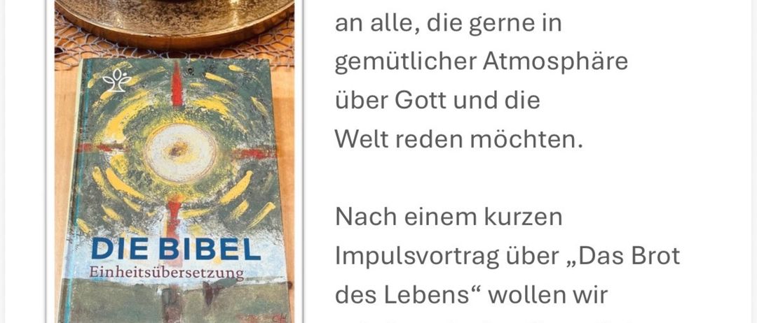 Ein goldener Kerzenleuchter mit einem Herz und ein Buch mit dem Titel 'Die Bibel' stehen auf einem Holztisch. Der Text rechts lädt zur Küchentischkirche ein.