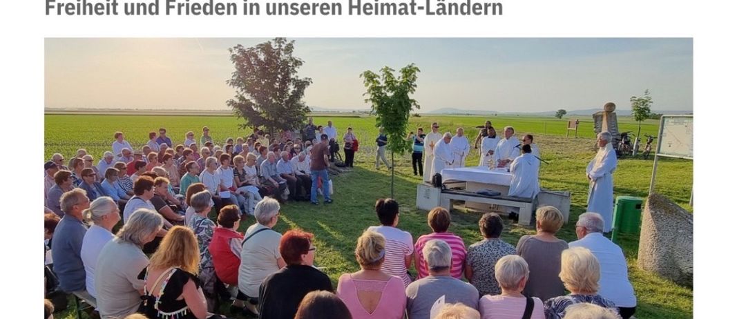 Donnerstag, 11. Juni 2026, 19 Uhr, Begegnung der Katholischen Männerbewegung der Dekanate Neusiedl & Frauenkirchen am Dreiländereck (bei Schlechtwetter in der Pfarrkirche Deutsch Jahrndorf). Menschen versammelt im Feld, einige sitzend, andere stehend, um einen Tisch. Die Veranstaltung beinhaltet eine Feier der Eucharistie.