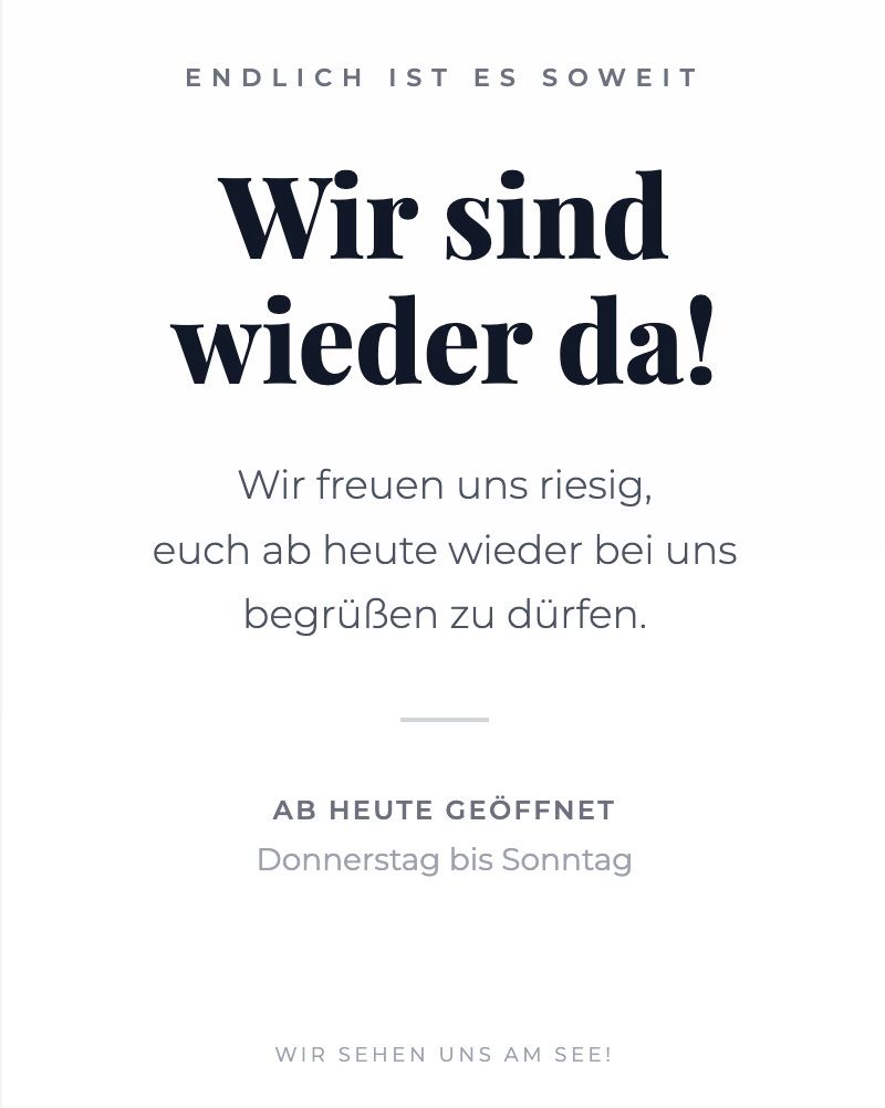 Ein weißer Plakat mit schwarzem Text sagt 'Wir sind wieder da!' und 'Wir freuen uns, Sie wieder zu begrüßen.' Darunter ist eine Linie, gefolgt von 'AB JETZT GEÖFFNET' und 'Donnerstag bis Sonntag.'