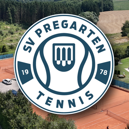Eine Luftaufnahme eines Tennisplatzes mit dem Logo von SV Pregarten Tennis. Im Hintergrund befinden sich Berge und ein weites Feld.