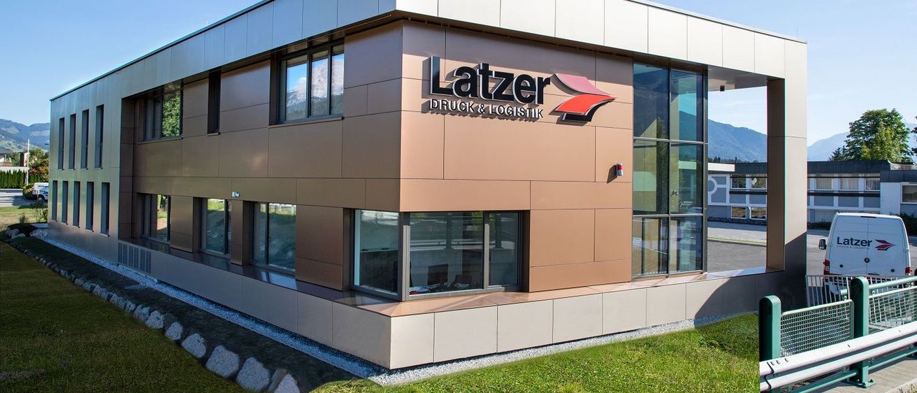 Bild enthält, Architecture, Building, Office Building, Grass, Plant, Car Dealership, Transportation, Vehicle, Indoors, Interior Design