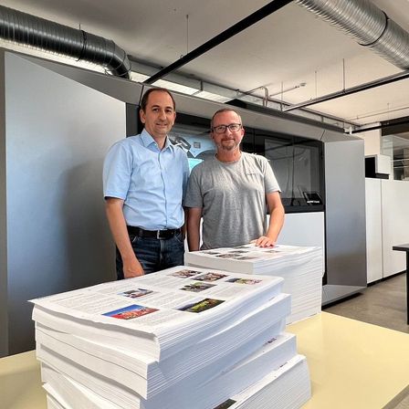 Bild enthält, Furniture, Table, Adult, Male, Man, Person, Advertisement, Clothing, Shirt, Text