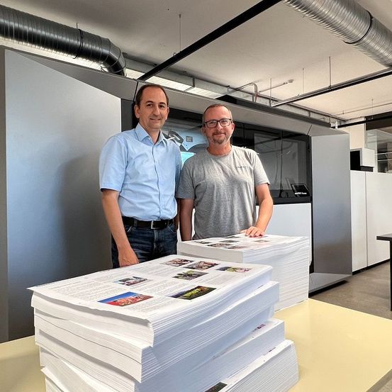 Bild enthält, Furniture, Table, Adult, Male, Man, Person, Advertisement, Clothing, Shirt, Text