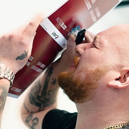 Bild enthält, Adult, Male, Man, Person, Skin, Tattoo, Head, Face, Wristwatch, Beverage