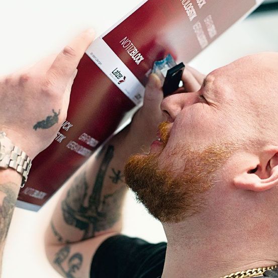 Bild enthält, Adult, Male, Man, Person, Skin, Tattoo, Head, Face, Wristwatch, Beverage