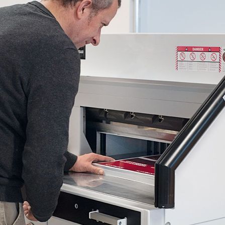 Bild enthält, Adult, Male, Man, Person, Furniture, Baking, Electrical Device, Oven, Face, Head